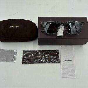 Unisex Tom Ford Sunglasses TF1040D 20 C 52818140–2 made in Italy smoke/black